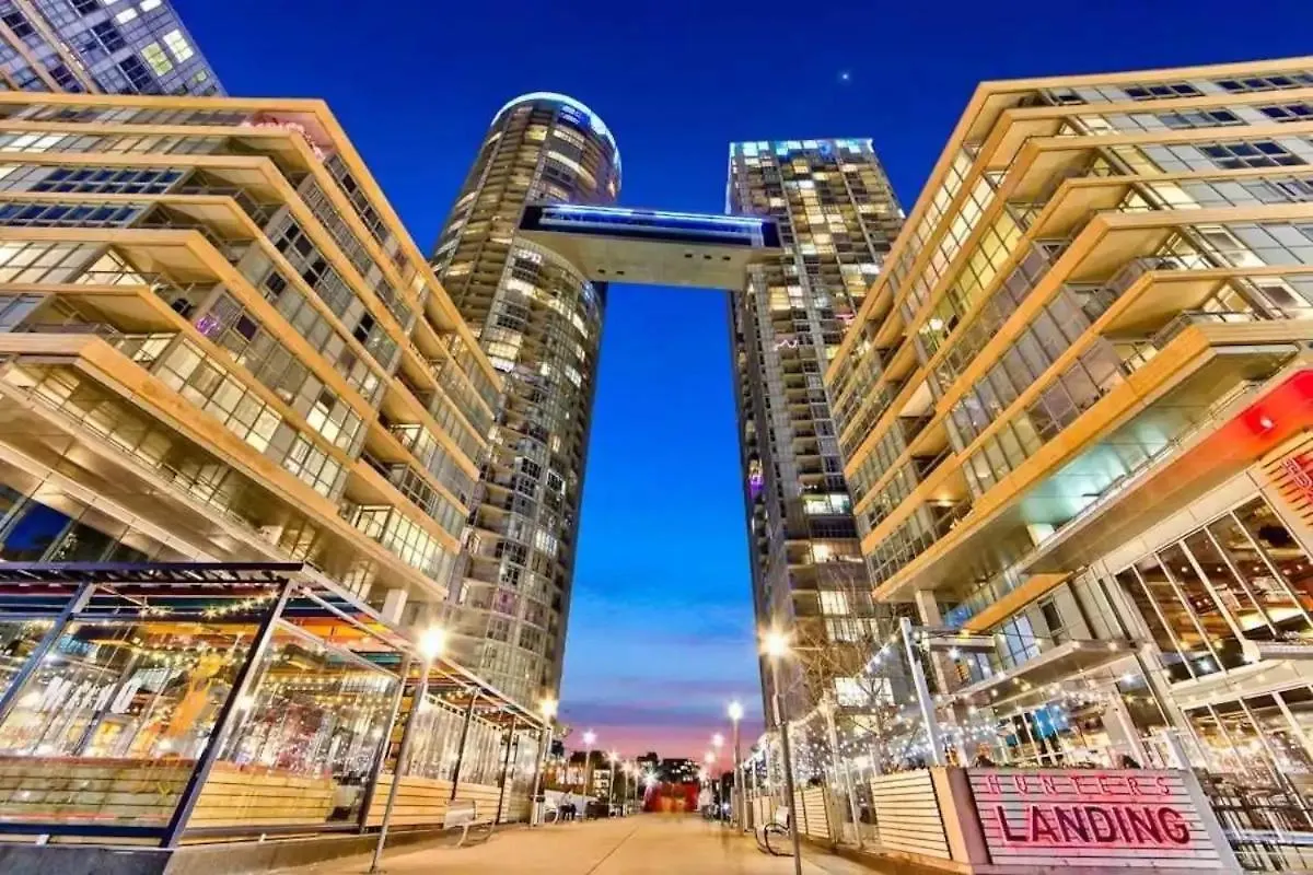 Modern 2Bd + 2 Bath By Cn Tower With Free Parking. Διαμέρισμα Τορόντο